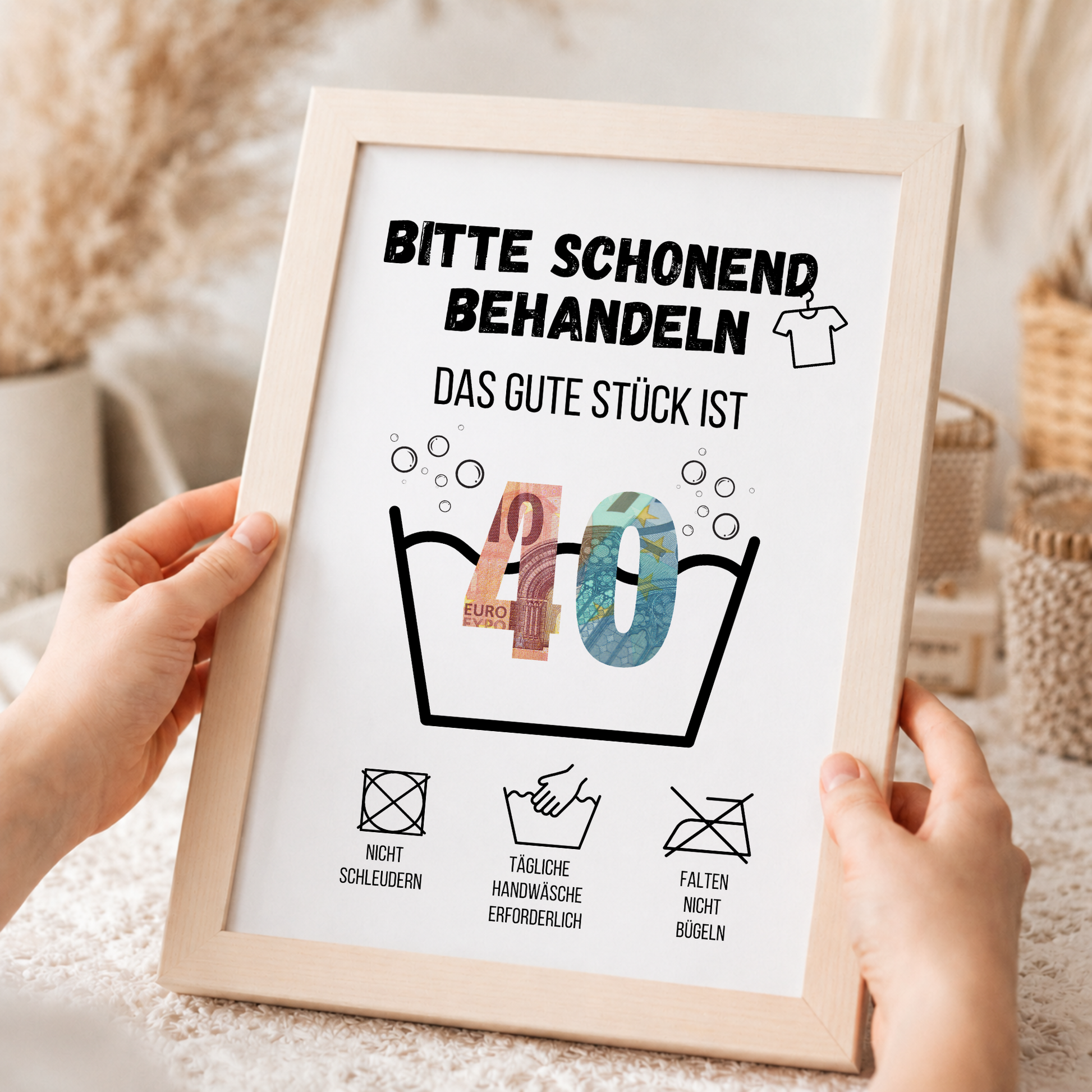 Geldgeschenk zum 40. Geburtstag Waschanleitung mit Euro-Scheinen in der Waschwanne und lustigen Pflegesymbolen, digitaler Download als DIN A4 Printable.
