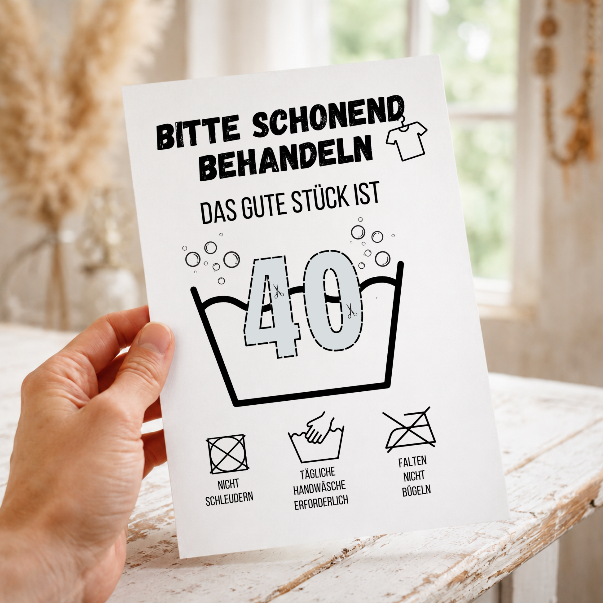 Geldgeschenk zum 40. Geburtstag Waschanleitung mit Euro-Scheinen in der Waschwanne und lustigen Pflegesymbolen, digitaler Download als DIN A4 Printable.