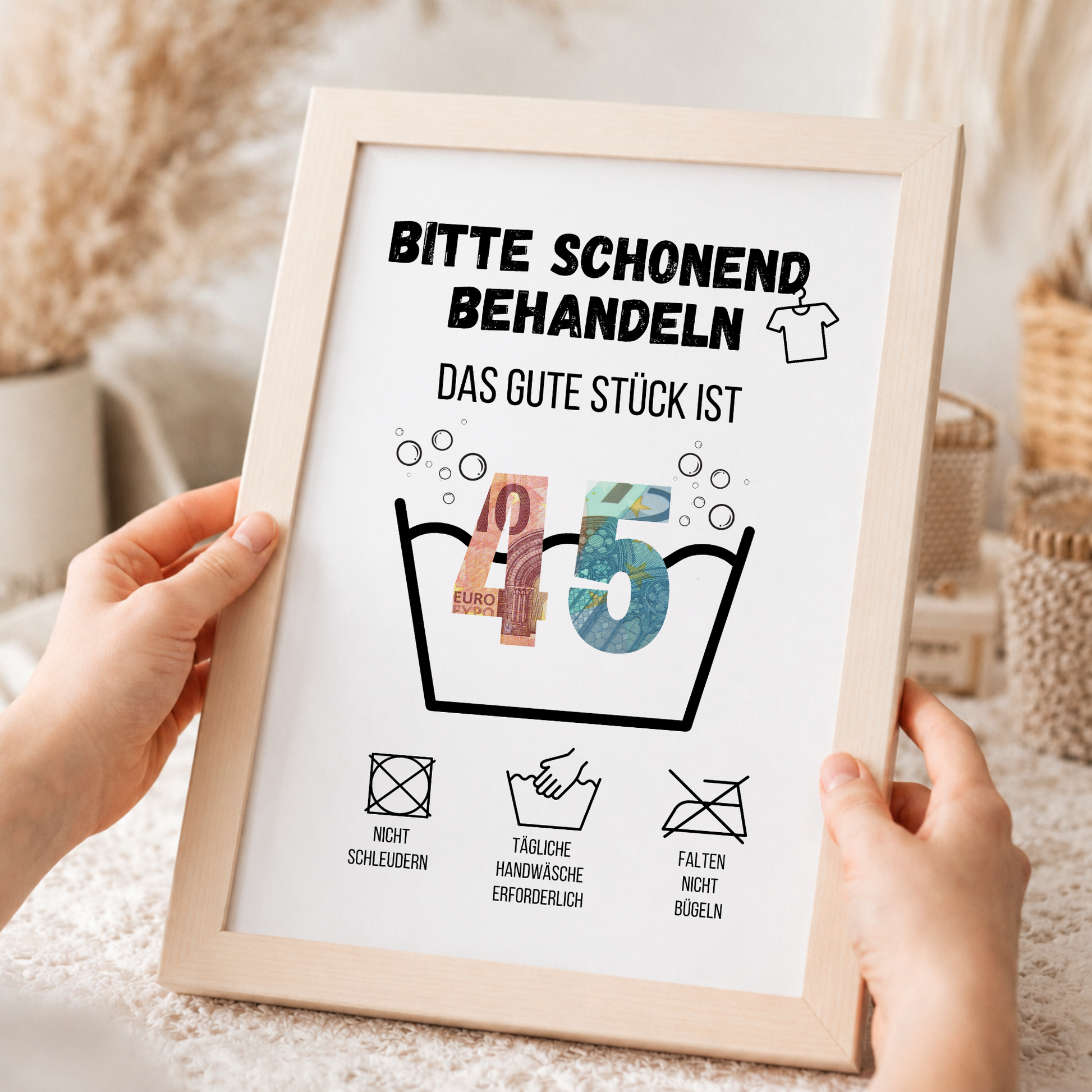 Geldgeschenk zum 45. Geburtstag Waschanleitung mit Euro-Scheinen in der Waschwanne und lustigen Pflegesymbolen, digitaler Download als DIN A4 Printable.