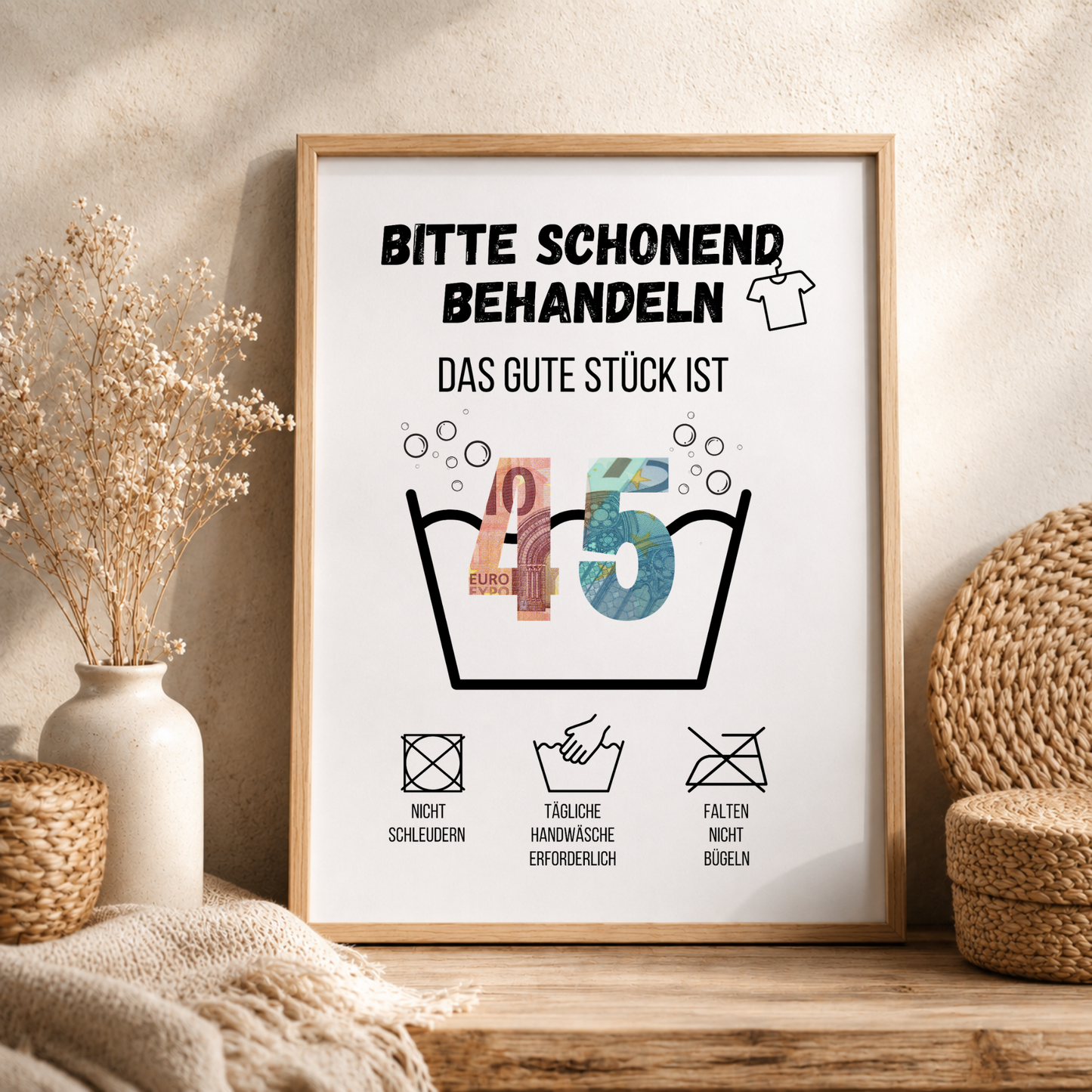 Geldgeschenk zum 45. Geburtstag Waschanleitung mit Euro-Scheinen in der Waschwanne und lustigen Pflegesymbolen, digitaler Download als DIN A4 Printable.