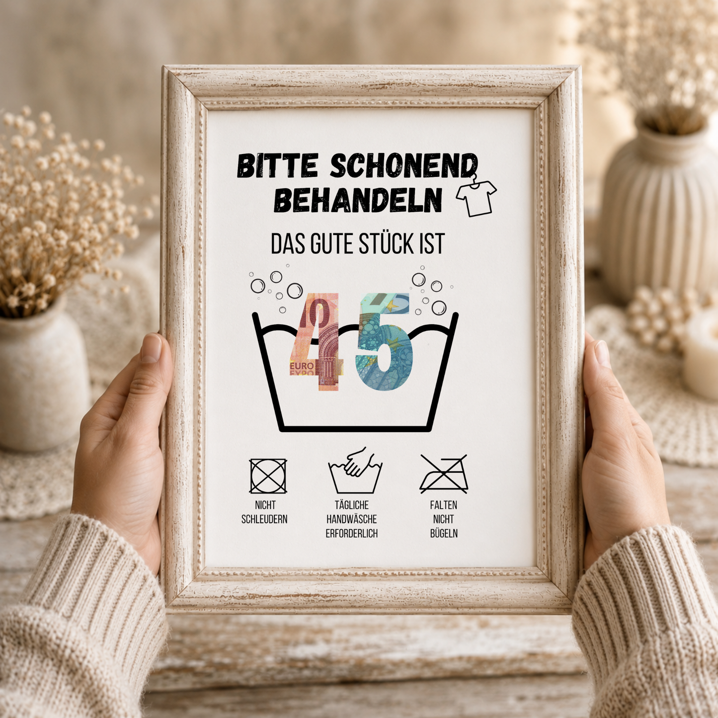 Geldgeschenk zum 45. Geburtstag Waschanleitung mit Euro-Scheinen in der Waschwanne und lustigen Pflegesymbolen, digitaler Download als DIN A4 Printable.