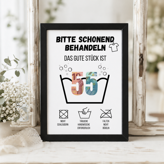 Geldgeschenk zum 55. Geburtstag Waschanleitung mit Euro-Scheinen in der Waschwanne und lustigen Pflegesymbolen, digitaler Download als DIN A4 Printable.