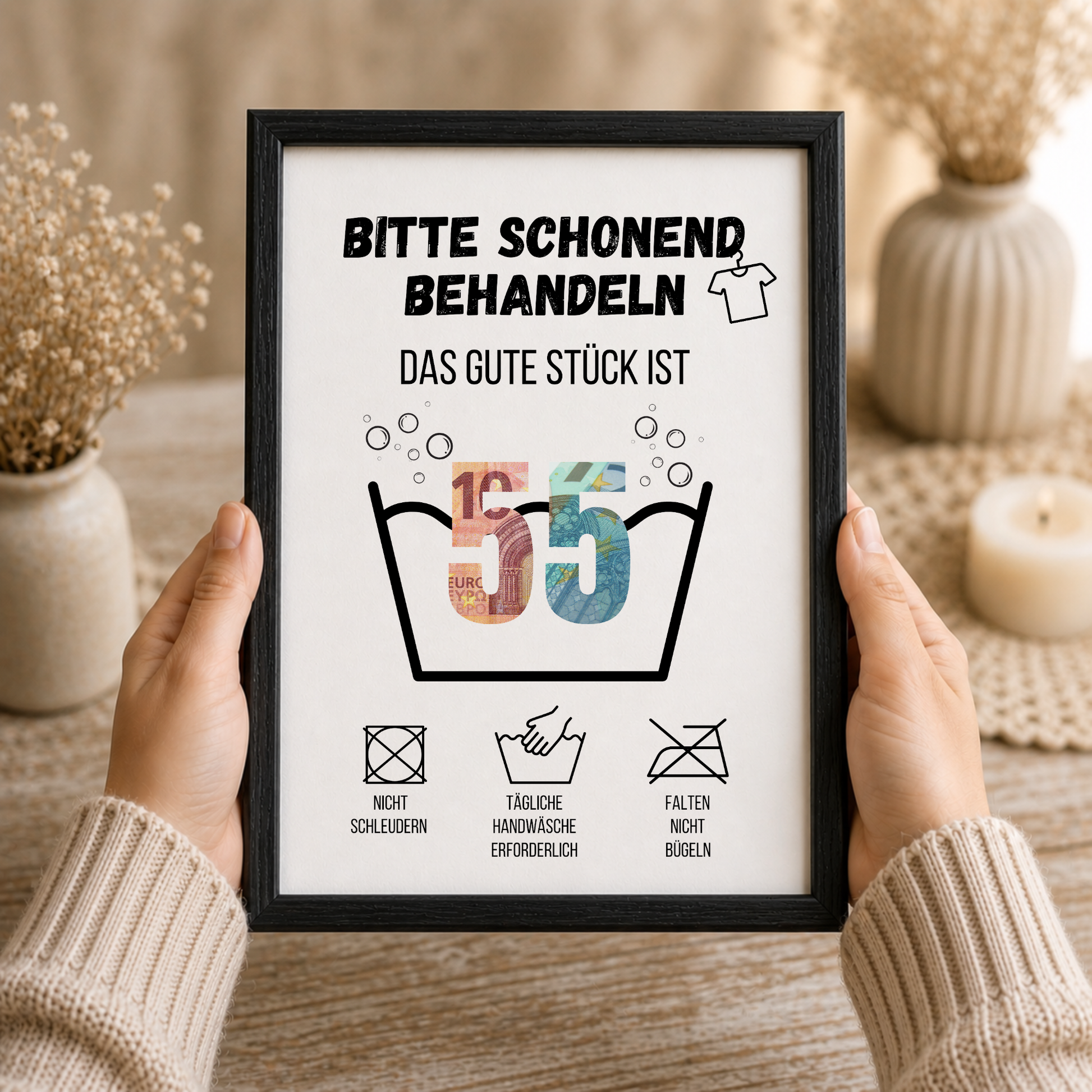 Geldgeschenk zum 55. Geburtstag Waschanleitung mit Euro-Scheinen in der Waschwanne und lustigen Pflegesymbolen, digitaler Download als DIN A4 Printable.