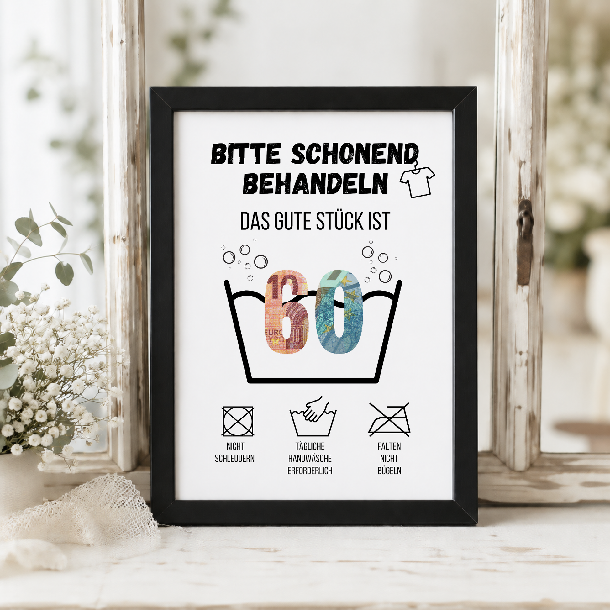 Geldgeschenk zum 60. Geburtstag Waschanleitung mit Euro-Scheinen in der Waschwanne und lustigen Pflegesymbolen, digitaler Download als DIN A4 Printable.