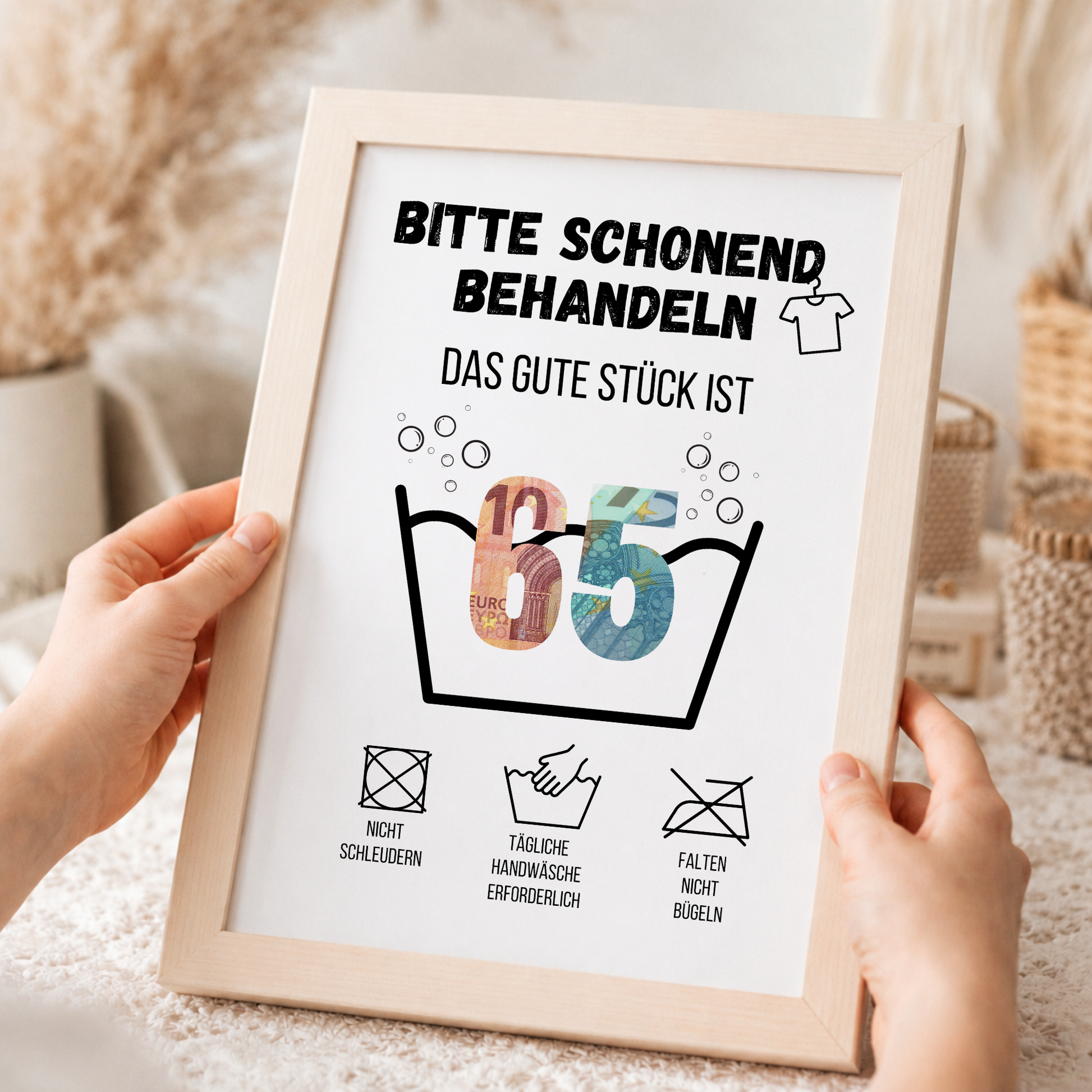 Geldgeschenk zum 65. Geburtstag Waschanleitung mit Euro-Scheinen in der Waschwanne und lustigen Pflegesymbolen, digitaler Download als DIN A4 Printable.