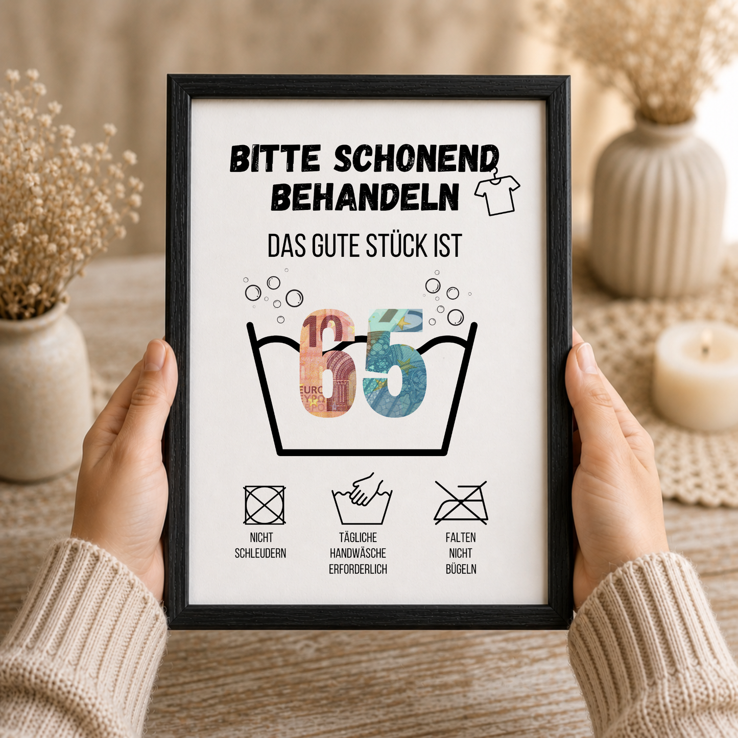 Geldgeschenk zum 65. Geburtstag Waschanleitung mit Euro-Scheinen in der Waschwanne und lustigen Pflegesymbolen, digitaler Download als DIN A4 Printable.