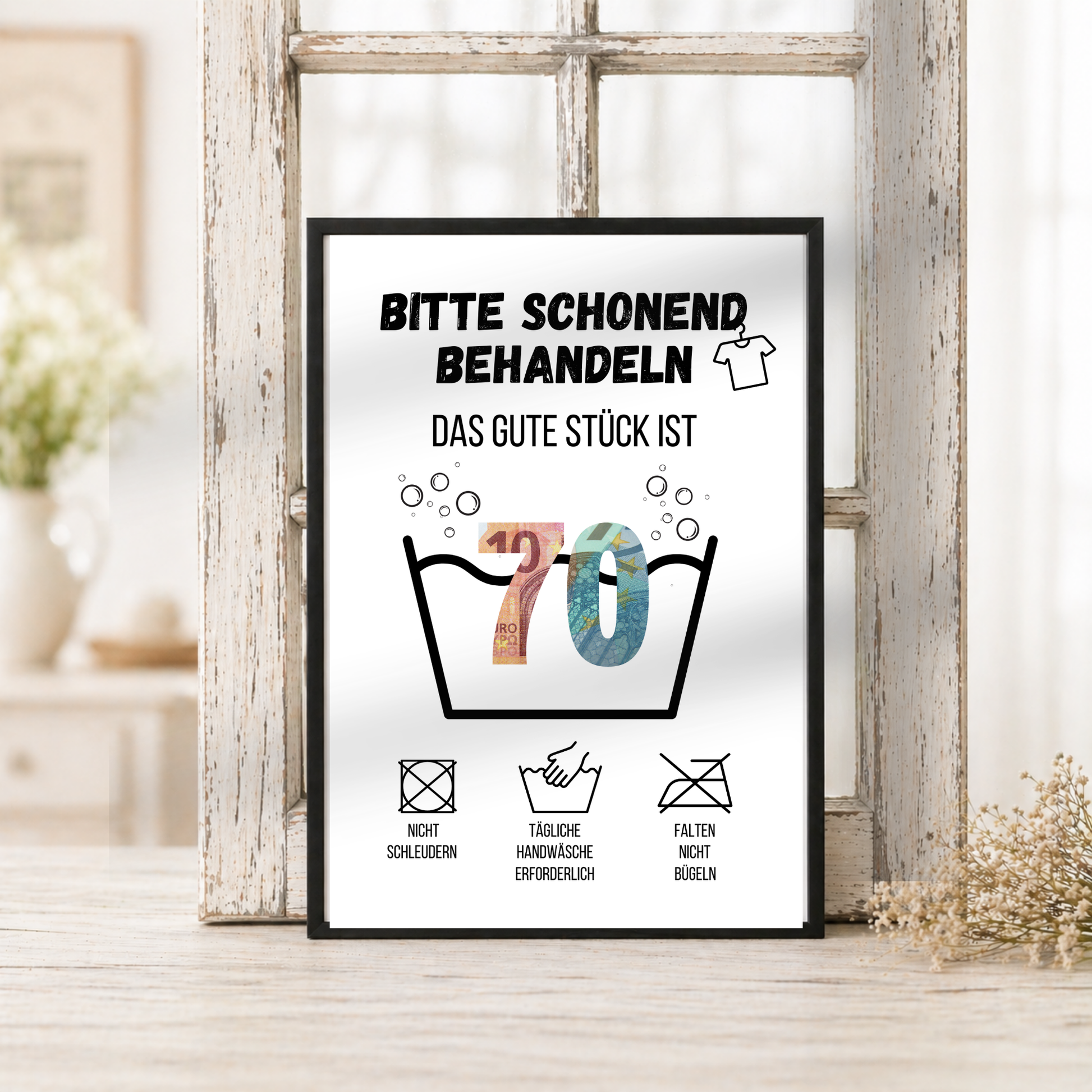 Geldgeschenk zum 70. Geburtstag Waschanleitung mit Euro-Scheinen in der Waschwanne und lustigen Pflegesymbolen, digitaler Download als DIN A4 Printable.