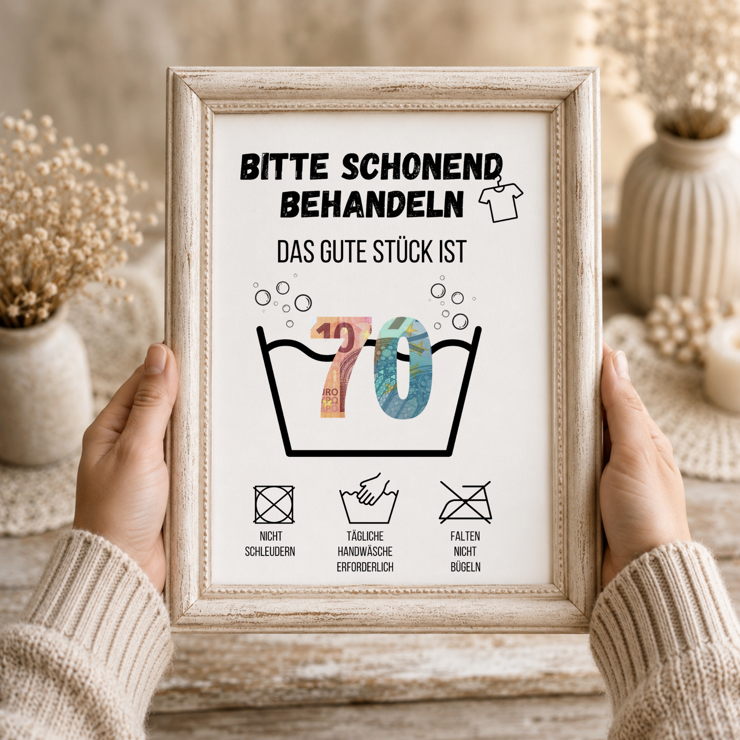 Geldgeschenk zum 70. Geburtstag Waschanleitung mit Euro-Scheinen in der Waschwanne und lustigen Pflegesymbolen, digitaler Download als DIN A4 Printable.