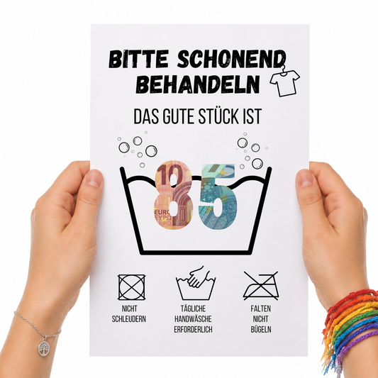 Geldgeschenk zum 85. Geburtstag Waschanleitung mit Euro-Scheinen in der Waschwanne und lustigen Pflegesymbolen, digitaler Download als DIN A4 Printable.