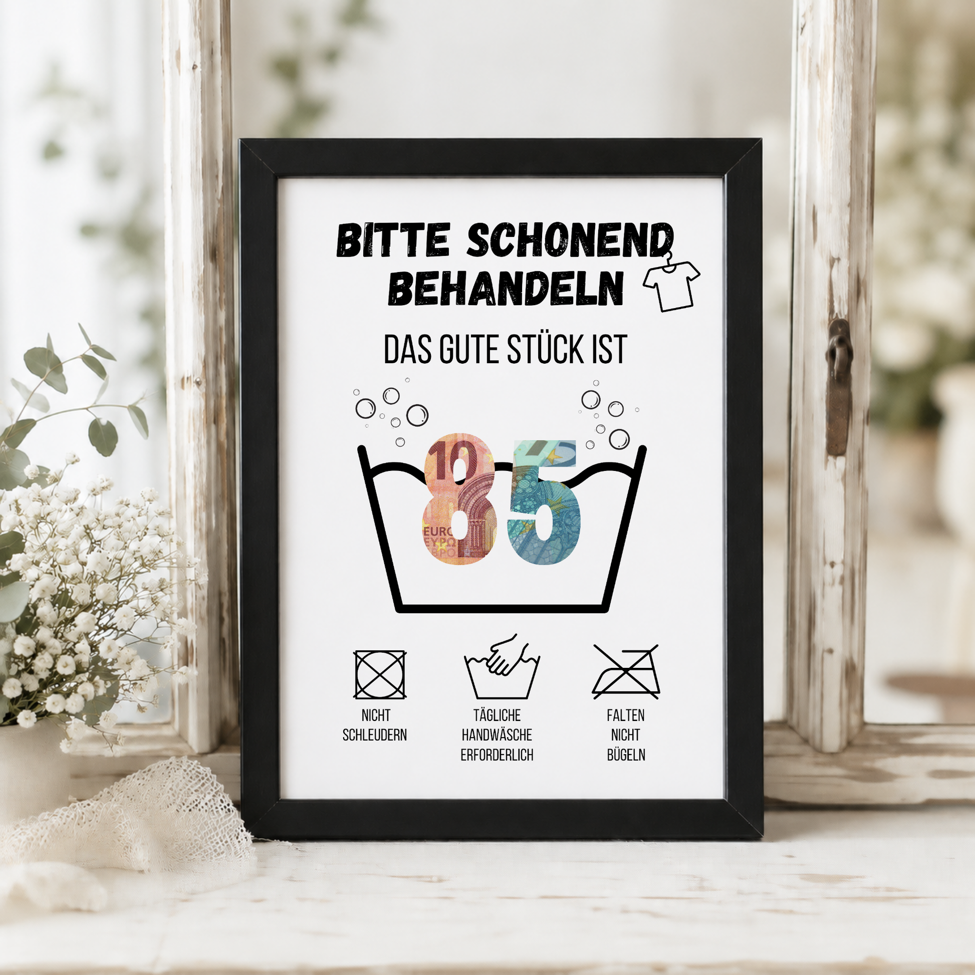 Geldgeschenk zum 85. Geburtstag Waschanleitung mit Euro-Scheinen in der Waschwanne und lustigen Pflegesymbolen, digitaler Download als DIN A4 Printable.