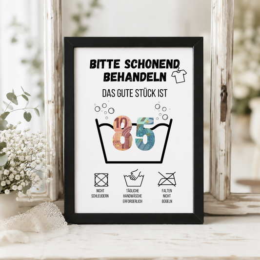 Geldgeschenk zum 85. Geburtstag Waschanleitung mit Euro-Scheinen in der Waschwanne und lustigen Pflegesymbolen, digitaler Download als DIN A4 Printable.