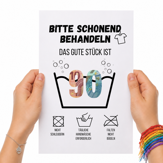 Geldgeschenk zum 90. Geburtstag Waschanleitung mit Euro-Scheinen in der Waschwanne und lustigen Pflegesymbolen, digitaler Download als DIN A4 Printable.