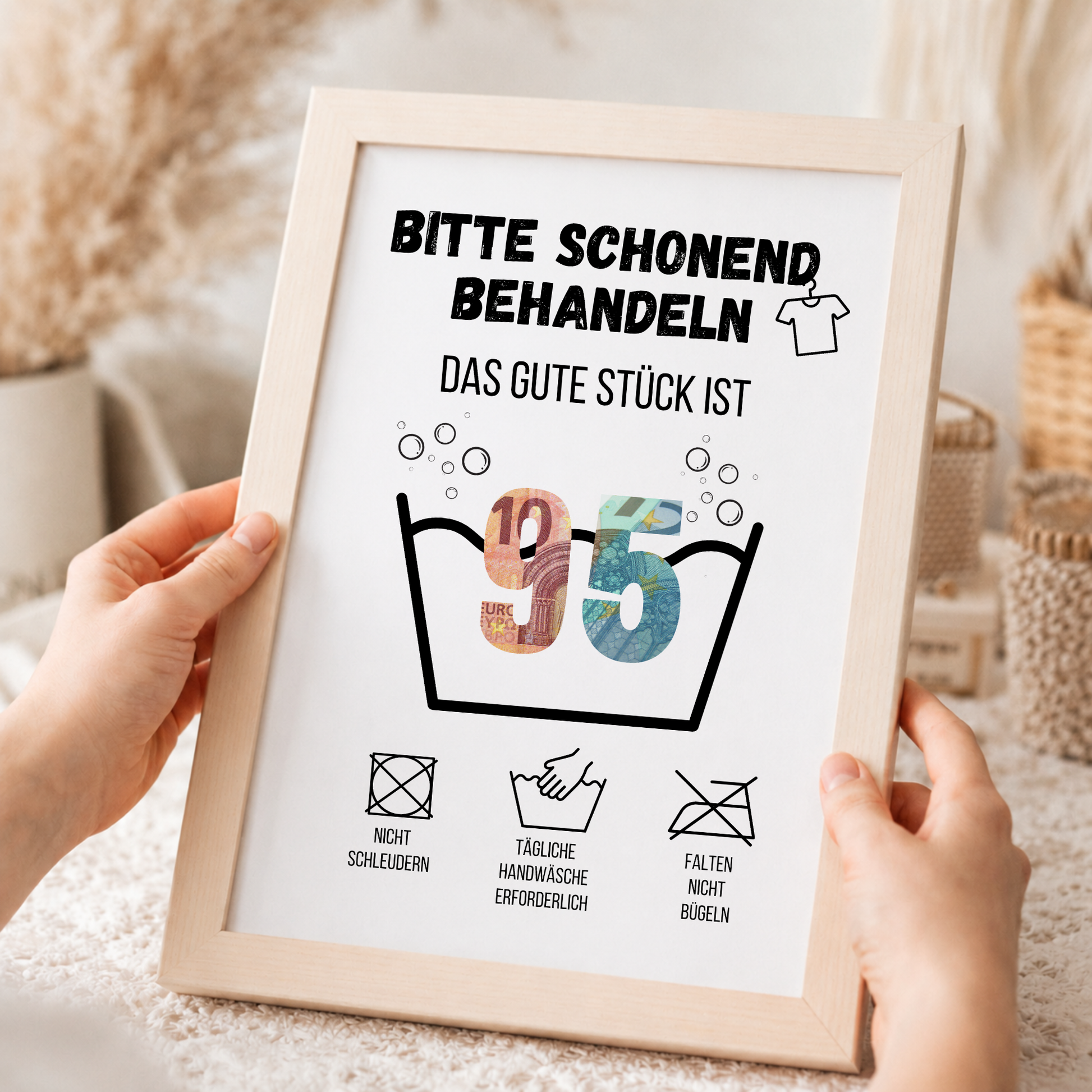 Geldgeschenk zum 95. Geburtstag Waschanleitung mit Euro-Scheinen in der Waschwanne und lustigen Pflegesymbolen, digitaler Download als DIN A4 Printable.