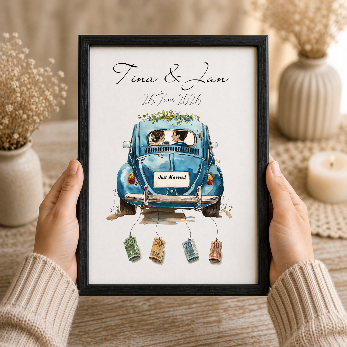 Personalisiertes Hochzeitsposter als Geldgeschenk mit blauem VW Käfer Oldtimer, Brautpaar, Namen und Hochzeitsdatum zum Ausdrucken im DIN A4 Format.