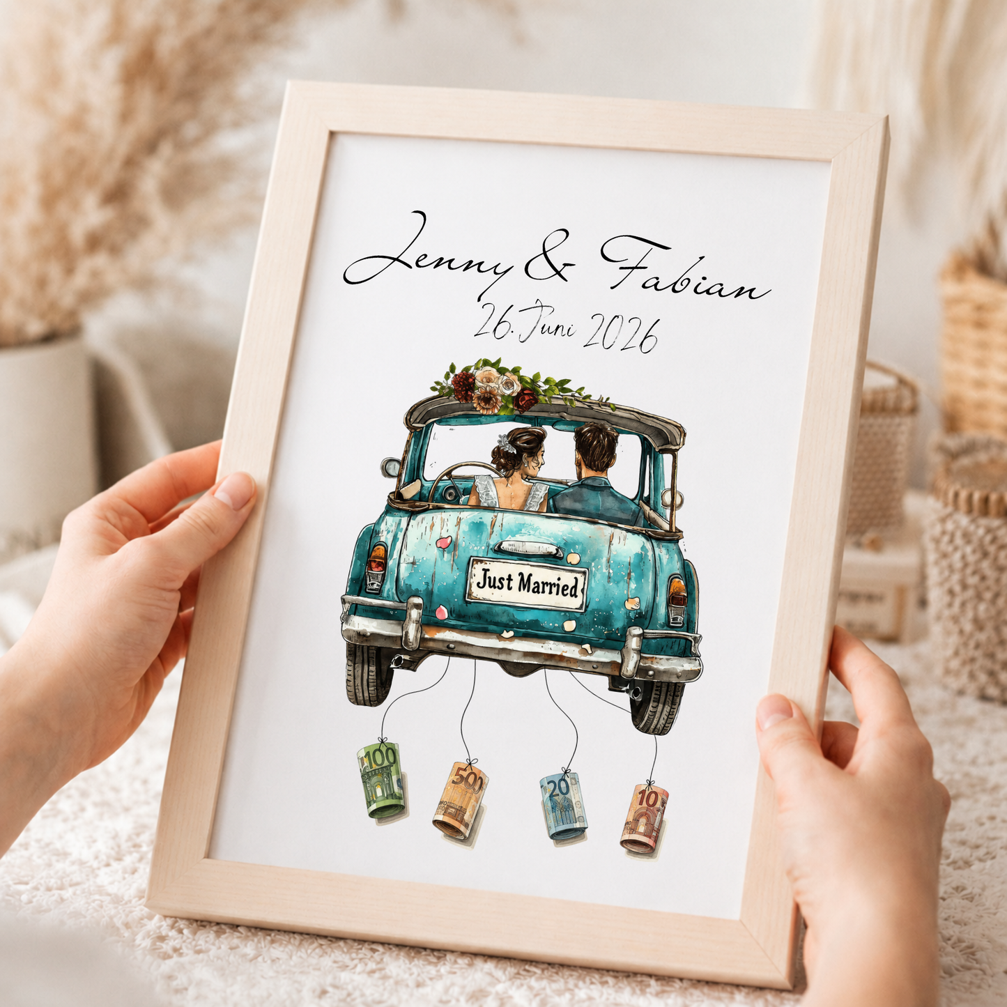 Personalisiertes Hochzeits-Geldgeschenk als Digital Download mit Brautpaar im Vintage Auto, Namen und Datum, Geldscheine hängen an Bändern unter dem Just Married Oldtimer Poster.