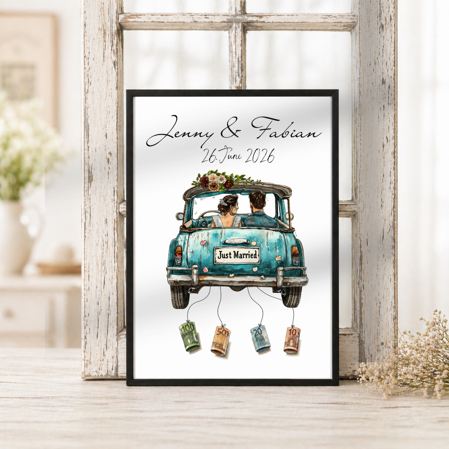 Personalisiertes Hochzeits-Geldgeschenk als Digital Download mit Brautpaar im Vintage Auto, Namen und Datum, Geldscheine hängen an Bändern unter dem Just Married Oldtimer Poster.