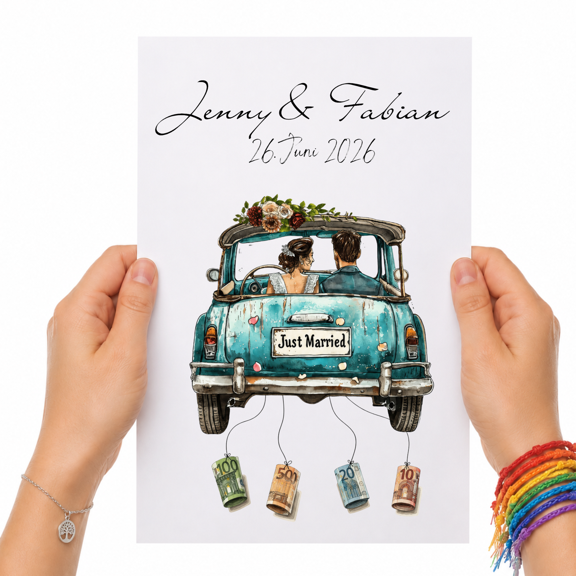 Personalisiertes Hochzeits-Geldgeschenk als Digital Download mit Brautpaar im Vintage Auto, Namen und Datum, Geldscheine hängen an Bändern unter dem Just Married Oldtimer Poster.
