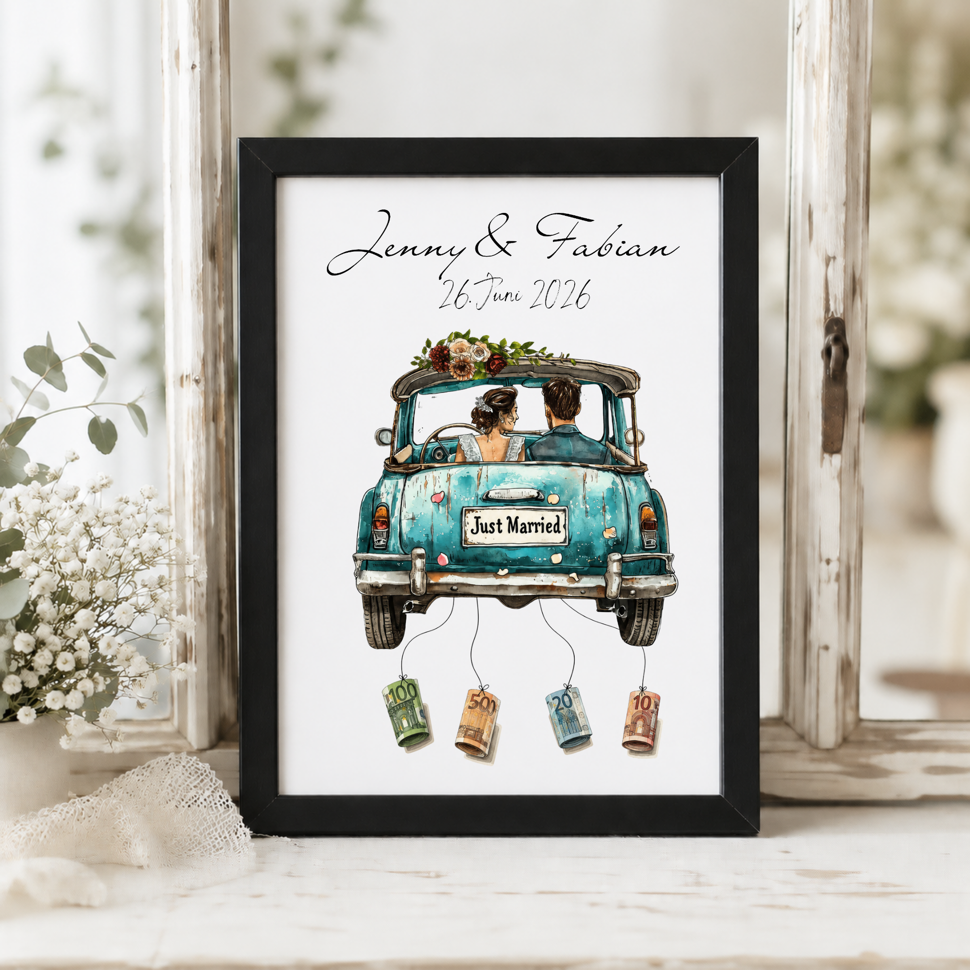 Personalisiertes Hochzeits-Geldgeschenk als Digital Download mit Brautpaar im Vintage Auto, Namen und Datum, Geldscheine hängen an Bändern unter dem Just Married Oldtimer Poster.