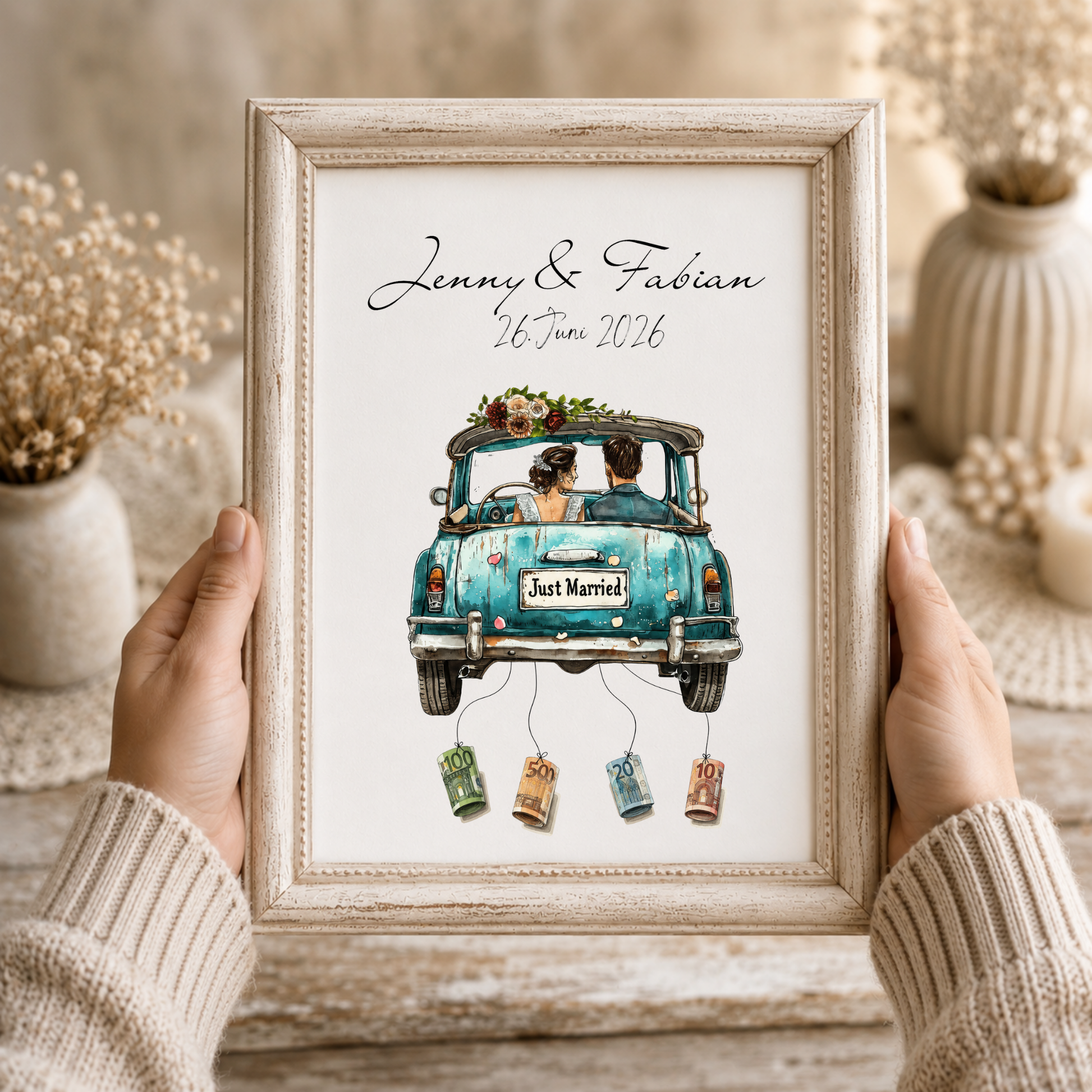 Personalisiertes Hochzeits-Geldgeschenk als Digital Download mit Brautpaar im Vintage Auto, Namen und Datum, Geldscheine hängen an Bändern unter dem Just Married Oldtimer Poster.