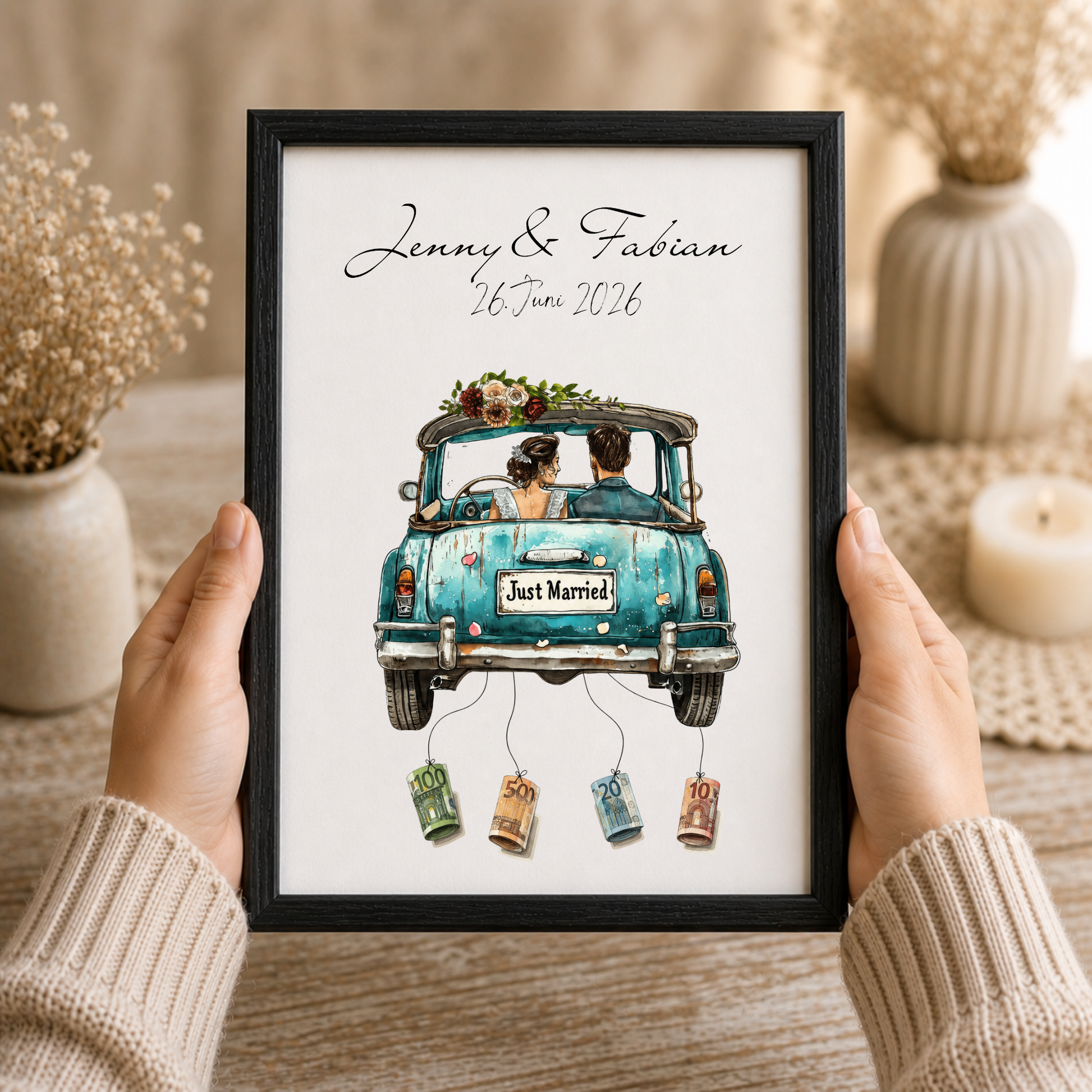 Personalisiertes Hochzeits-Geldgeschenk als Digital Download mit Brautpaar im Vintage Auto, Namen und Datum, Geldscheine hängen an Bändern unter dem Just Married Oldtimer Poster.