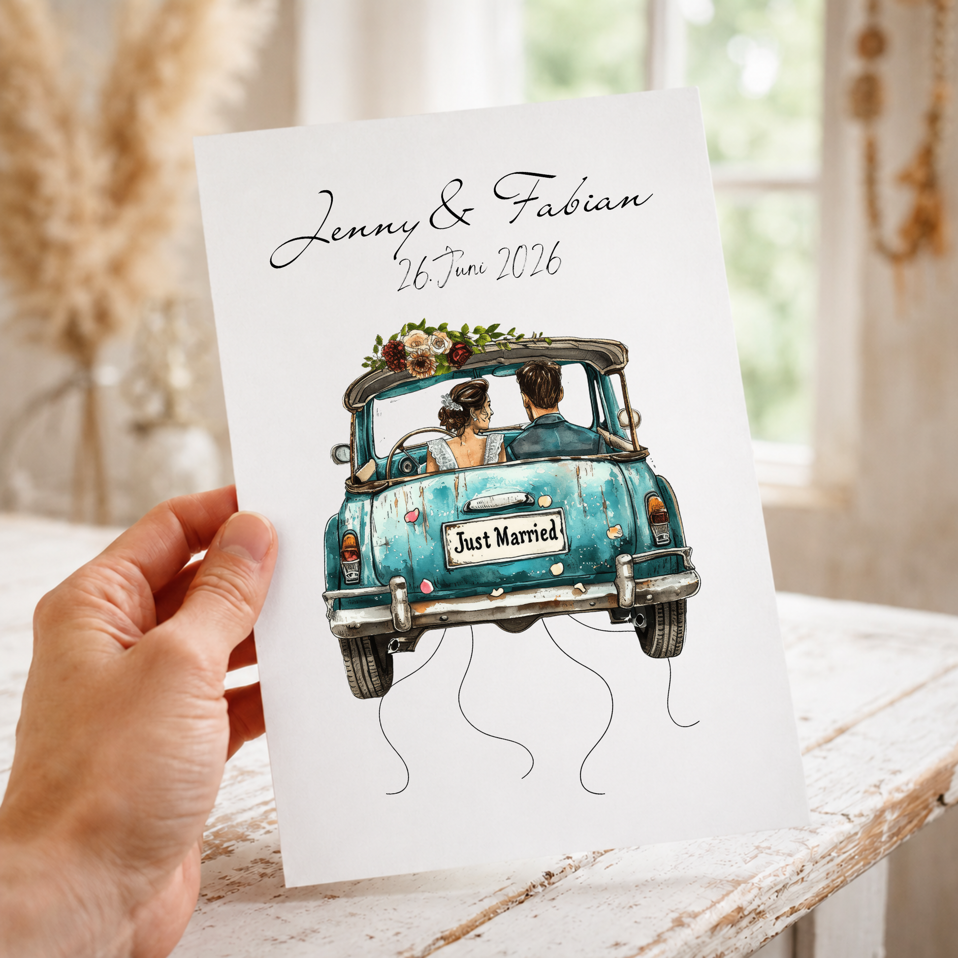 Personalisiertes Hochzeits-Geldgeschenk als Digital Download mit Brautpaar im Vintage Auto, Namen und Datum, Geldscheine hängen an Bändern unter dem Just Married Oldtimer Poster.