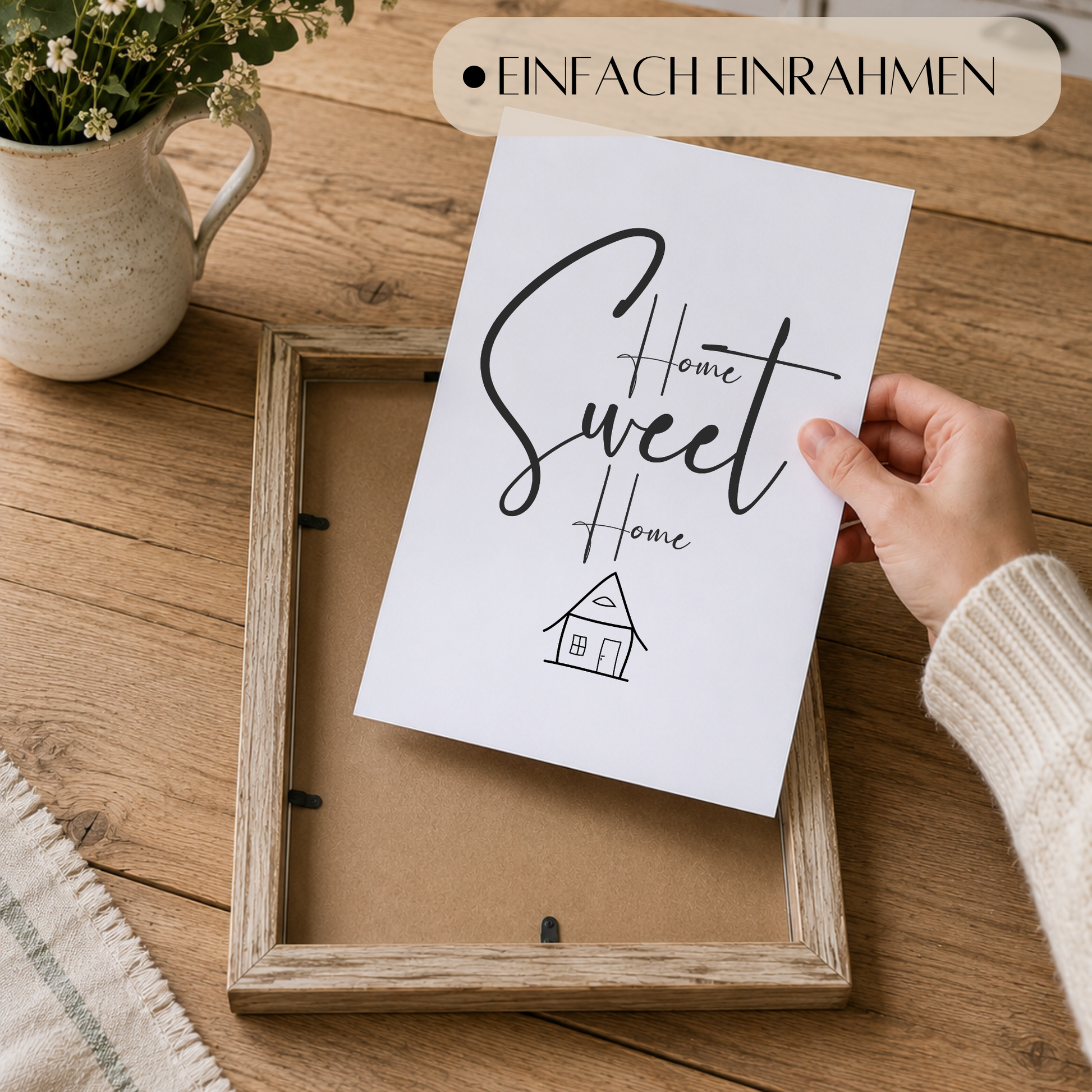 Poster Home Sweet Home Digital Download als Deko zum Einzug in das neue Eigenheim oder die erste eigene Wohnung, minimalistische Line-Art Haus-Zeichnung und Typografie in Schwarz-Weiß auf weißem Hintergrund, ausgedruckt in einem Holzrahmen gehalten.
