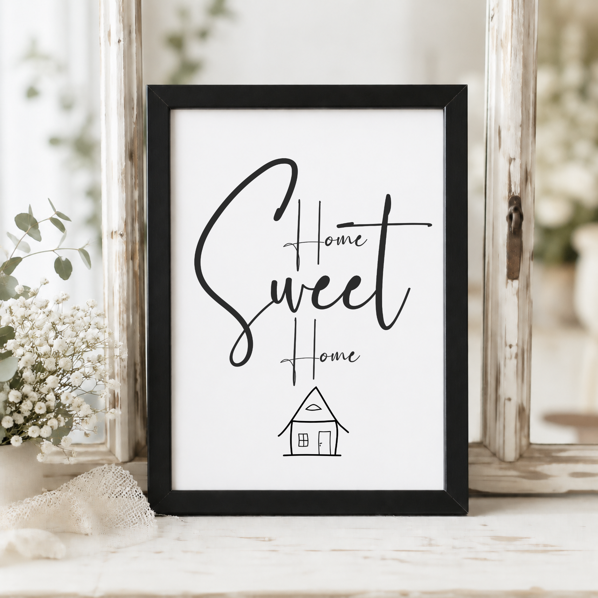 Poster Home Sweet Home Digital Download als Deko zum Einzug in das neue Eigenheim oder die erste eigene Wohnung, minimalistische Line-Art Haus-Zeichnung und Typografie in Schwarz-Weiß auf weißem Hintergrund, ausgedruckt in einem Holzrahmen gehalten.